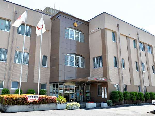 女性死亡…凍ったフロントガラスの車にはねられる　運転手の少年、容疑で逮捕「見えづらかった」／久喜