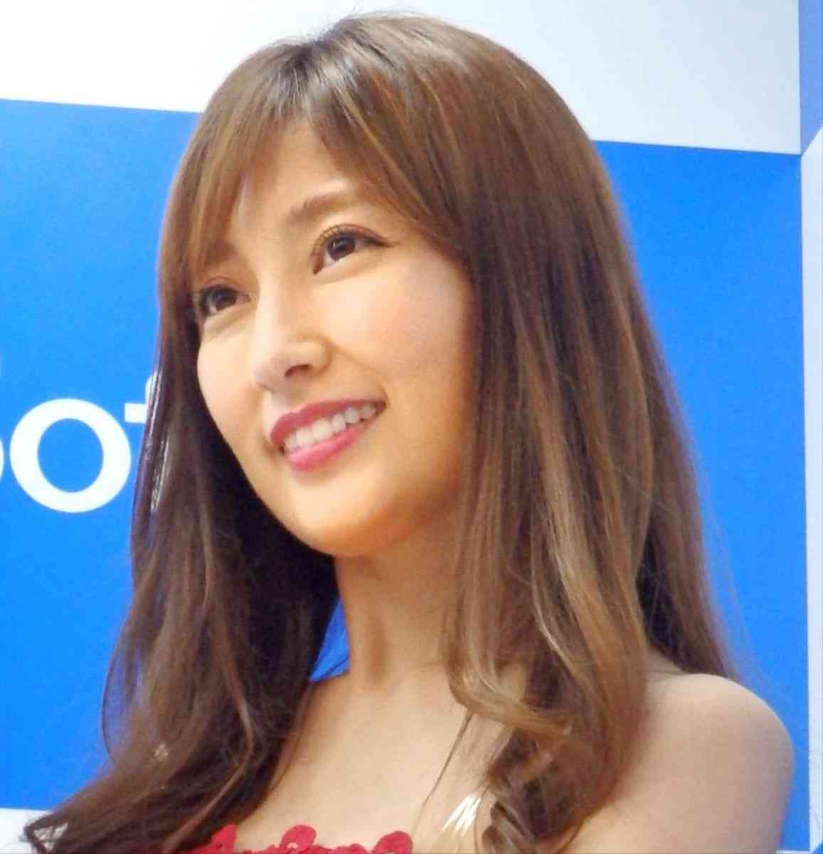 熊田曜子、女子高生のミニスカ制服を公開「生美脚が綺麗」「現役いけます！」