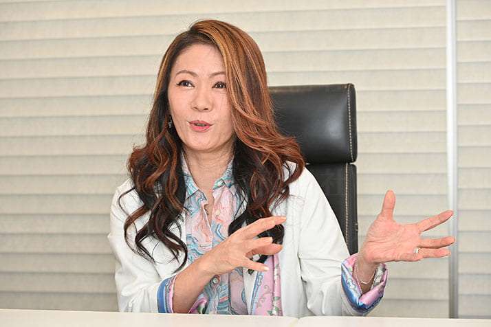 「大黒摩季」自殺すら考えた「老母の介護」を回顧 | デイリー新潮