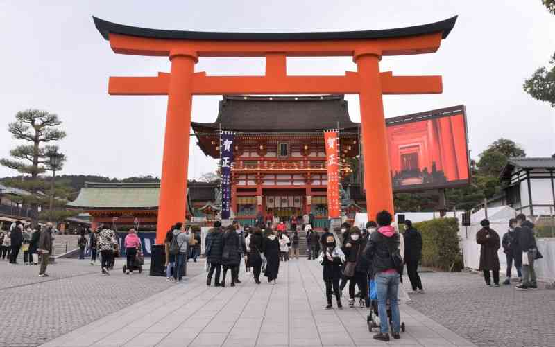 京都の初詣が様変わり　人出「例年の2割」の声　伏見稲荷も「普通に歩ける」（毎日新聞） - Yahoo!ニュース