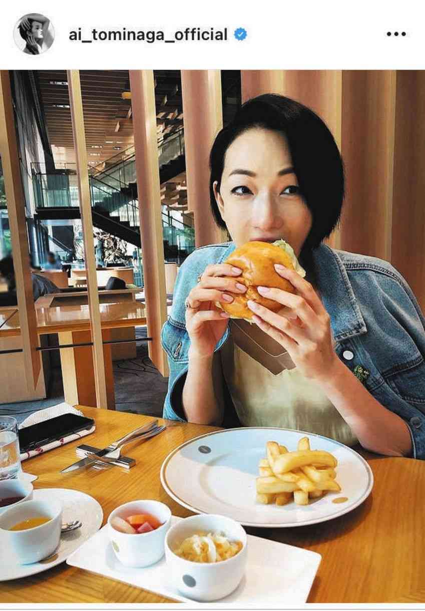 冨永愛、ハンバーガーほおばるレア写真にファン驚き「バーガー食べてる姿がもう美しい」「ハンバーガーは年何回!?」