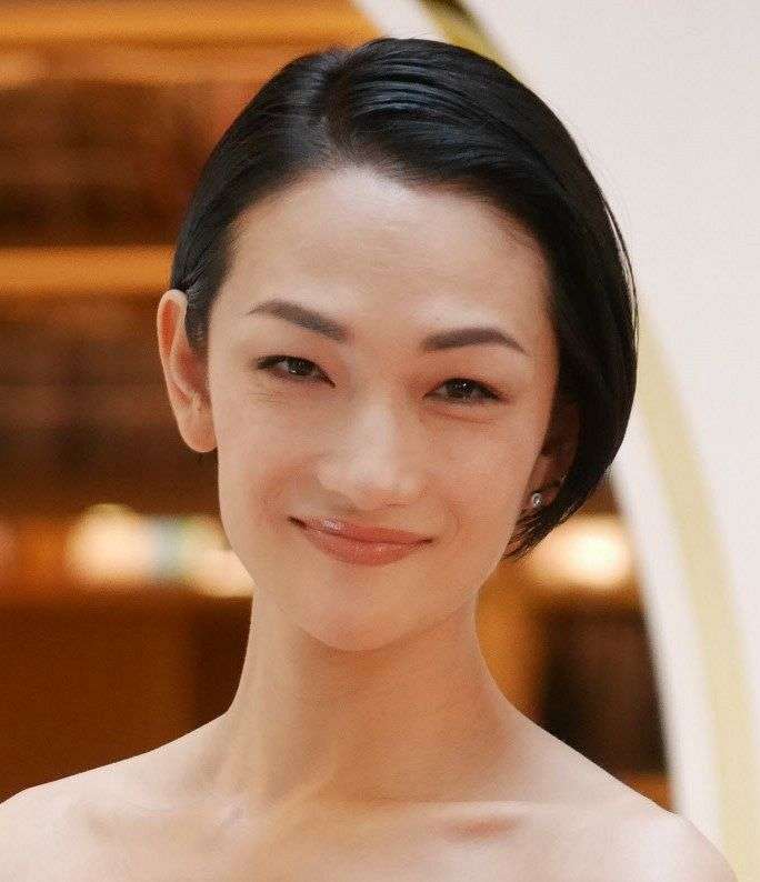 冨永愛、ハンバーガーほおばるレア写真にファン驚き「バーガー食べてる姿がもう美しい」「ハンバーガーは年何回！？」：中日スポーツ・東京中日スポーツ 