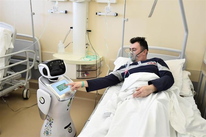 イタリアの病院にＡＩ看護ロボット　医師サポートで感染防止、冗談も理解 - 読んで見フォト - 産経フォト