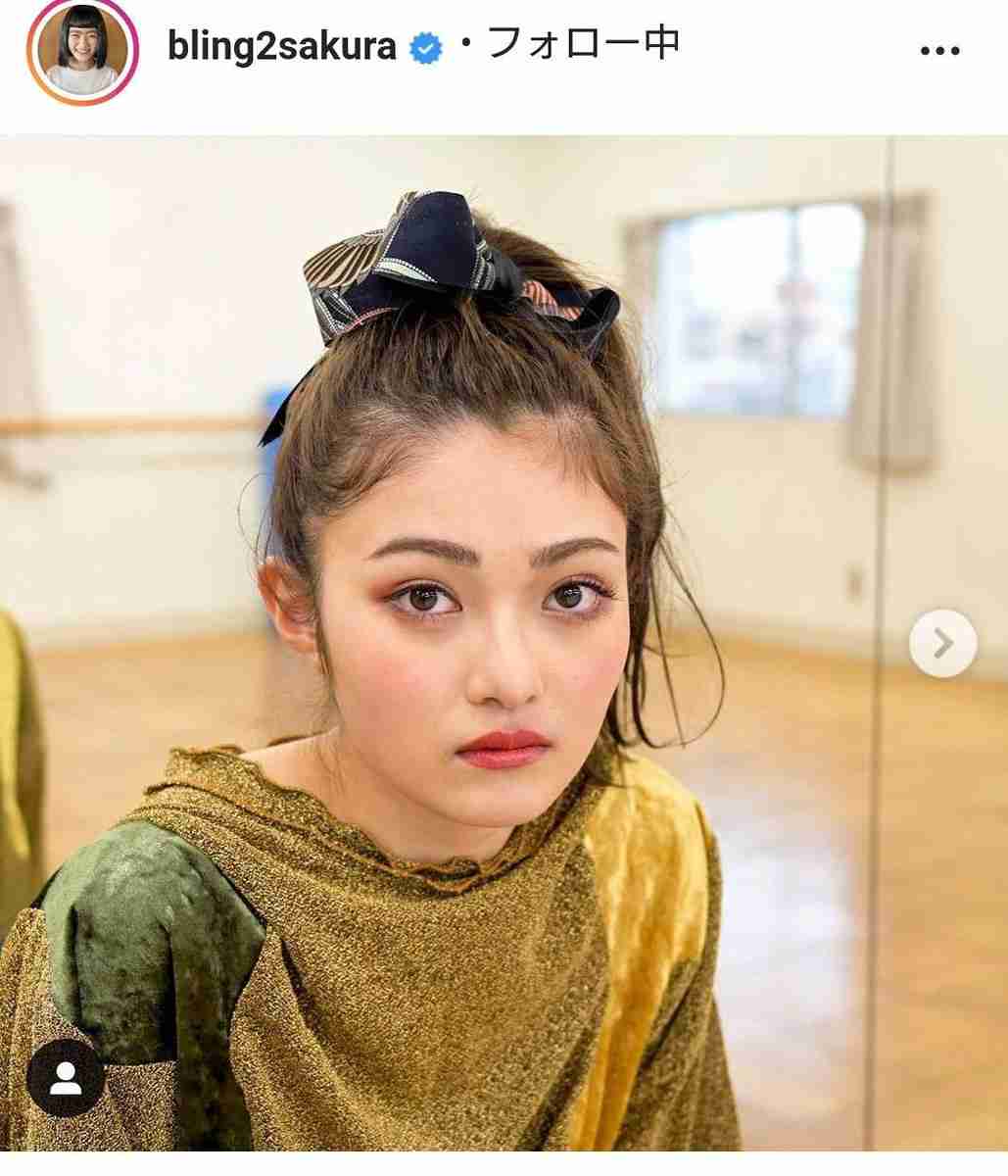 太眉卒業の井上咲楽、ポニーテールの最新ショットが「常盤貴子さんに見える」「眼力ハンパない」 : スポーツ報知