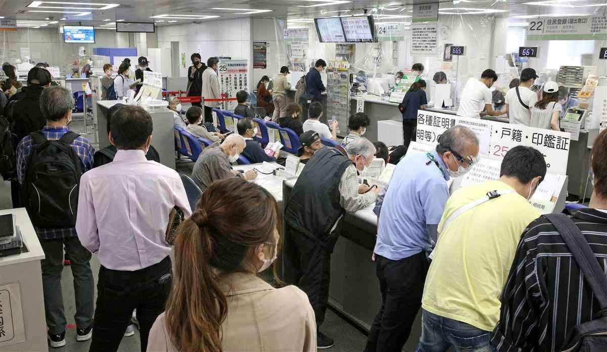 マイナンバーカード、携帯ショップでも申請　政府検討　休日対応で普及促す