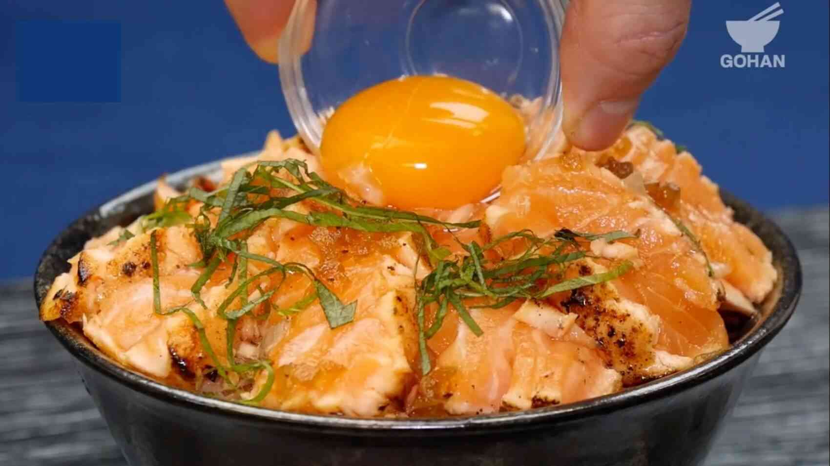 【簡単レシピ】ドレッシングで漬ける「漬けサーモンたたき丼」の作り方 – 簡単男飯レシピ・作り方 – GOHAN