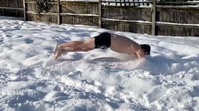 「30cm以上雪が積もれば…」英BBCの気象予報士、下着姿で雪にダイブ