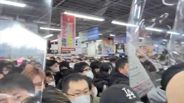 「プレステ5」求める客でもみくちゃ、警察出動し販売中止　秋葉原（ロイター） - Yahoo!ニュース