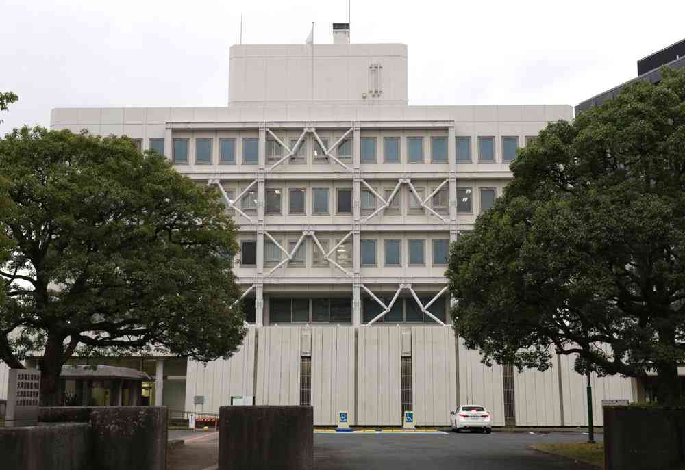 教え子にわいせつな行為　「恋愛感情芽生えたと勘違い」56歳元教諭が初公判で認める（京都新聞） - Yahoo!ニュース