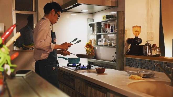 “結婚できないサラリーマン”の夕飯動画に反響　料理は「自分の城で作る自分だけのごちそう」