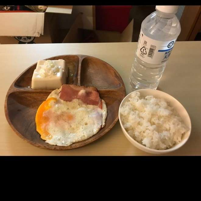 “結婚できないサラリーマン”の夕飯動画に反響　料理は「自分の城で作る自分だけのごちそう」