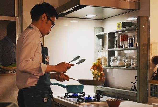 “結婚できないサラリーマン”の夕飯動画に反響　料理は「自分の城で作る自分だけのごちそう」 | ORICON NEWS