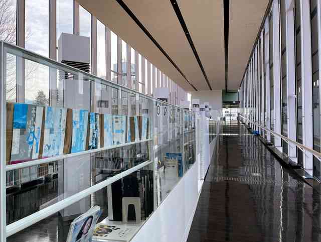 図書館の本が真っ青　開放的過ぎた？「本に申し訳ない」