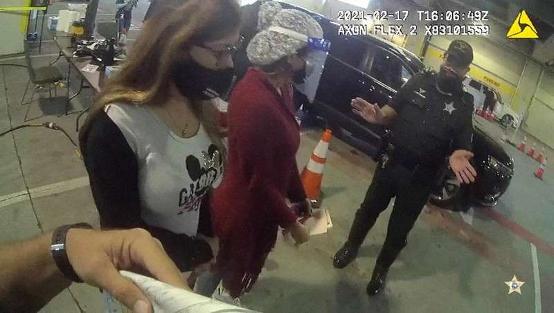おばあさんに変装しワクチン会場に 34歳と44歳女性が謝罪