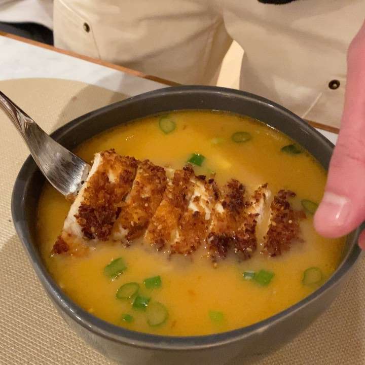 うどんの間違い？　モデルのベラ・ハディッド、愛する”カツみそラーメン”のレシピを紹介