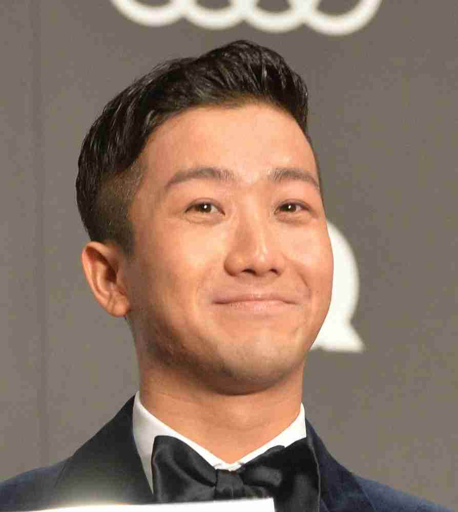 瑛人 「香水」ヒットでドルガバから贈り物 元カノはすでに結婚