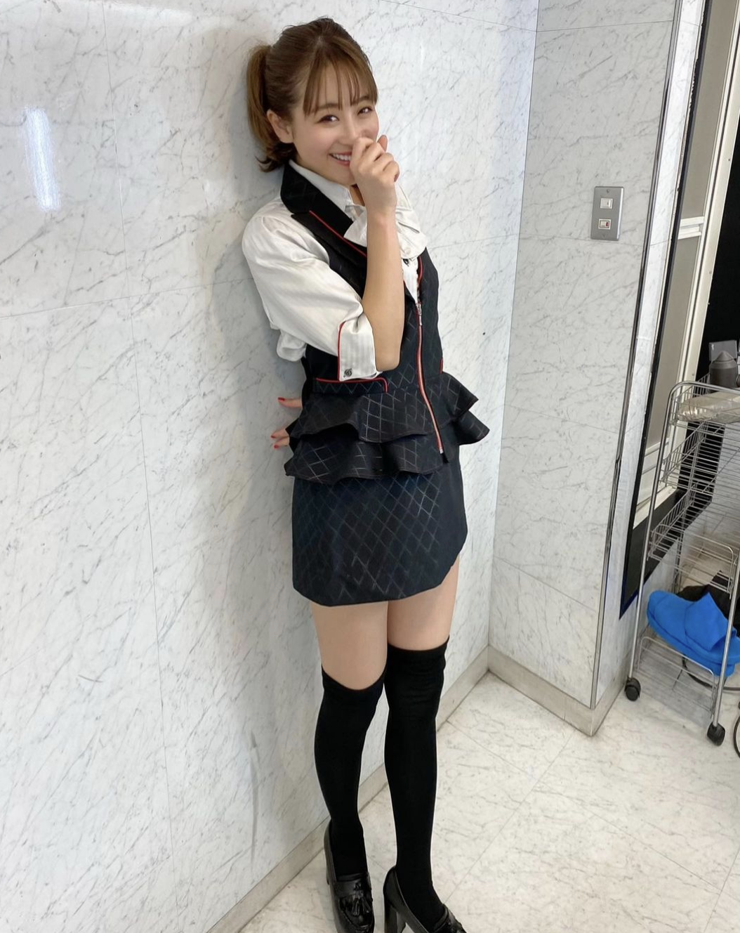 鈴木奈々、パチンコ店の制服スカート姿に「こんな店員がいたら」「マドンナ的存在」
