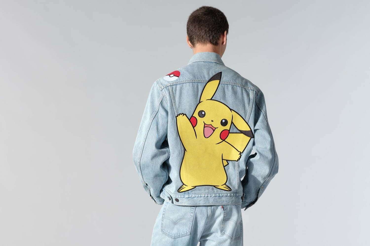 リーバイス × ポケモン、“ピカチュウ”パッチ＆カントー地方の森プリントのジャケットやジーンズなど - ファッションプレス