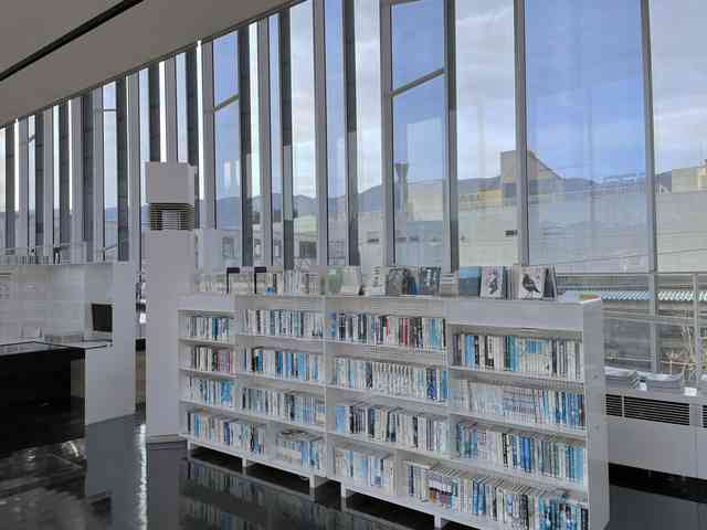図書館の本が真っ青　開放的過ぎた？「本に申し訳ない」