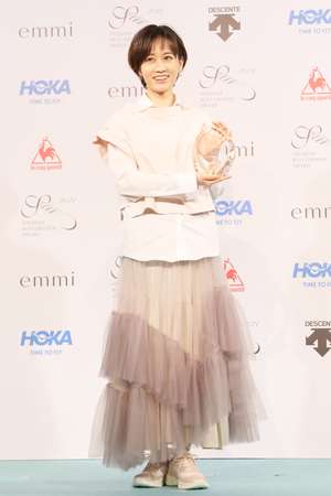 前田敦子「母になってもスニーカーが欠かせない」　子供とおそろい「思わず買ってしまう」（時事通信） - Yahoo!ニュース