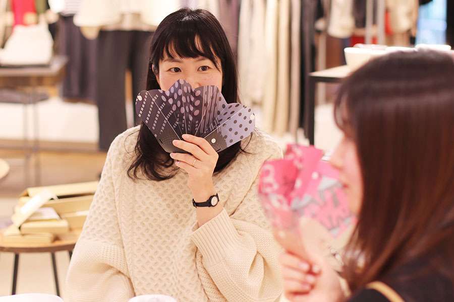 コロナ禍でのヒット商品、冬に扇子！？ 外食での飛沫対策に » Lmaga.jp