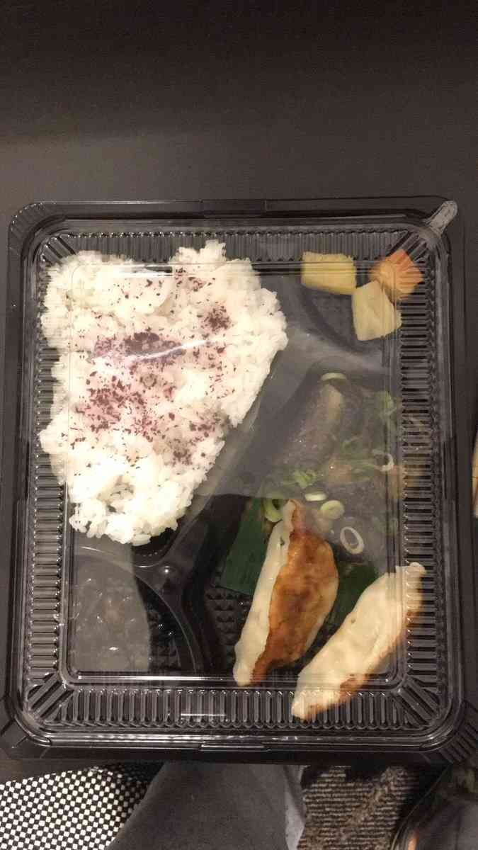 これぞ維新クオリティー！宿泊・自宅療養者へのお粗末配食に批判の声「病気の方に出す食事ではない」