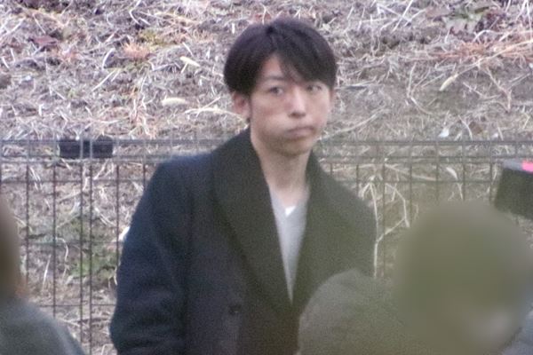“中身は女性”役の高橋一生 カメラの外でも内股にほおプー