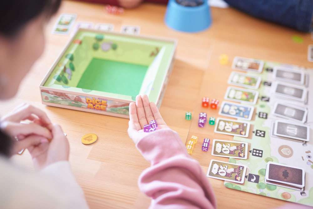 アナログゲームの人気が再燃　デジタル世代には「斬新」
