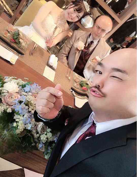 クロちゃん、後輩芸人の結婚式へ参列し3ショットを公開「結婚式の時だけ、奥さんも載せていいと言われた」 【ABEMA TIMES】