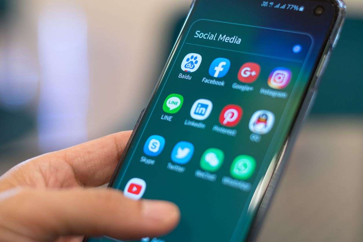 母から「トランプが勝ちました」とLINEが…家族を陰謀論に引き寄せる“意外なモノ”（文春オンライン） - Yahoo!ニュース
