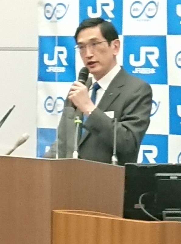 JR西社長「経営悪化でローカル線維持困難」 廃線視野に見直し
