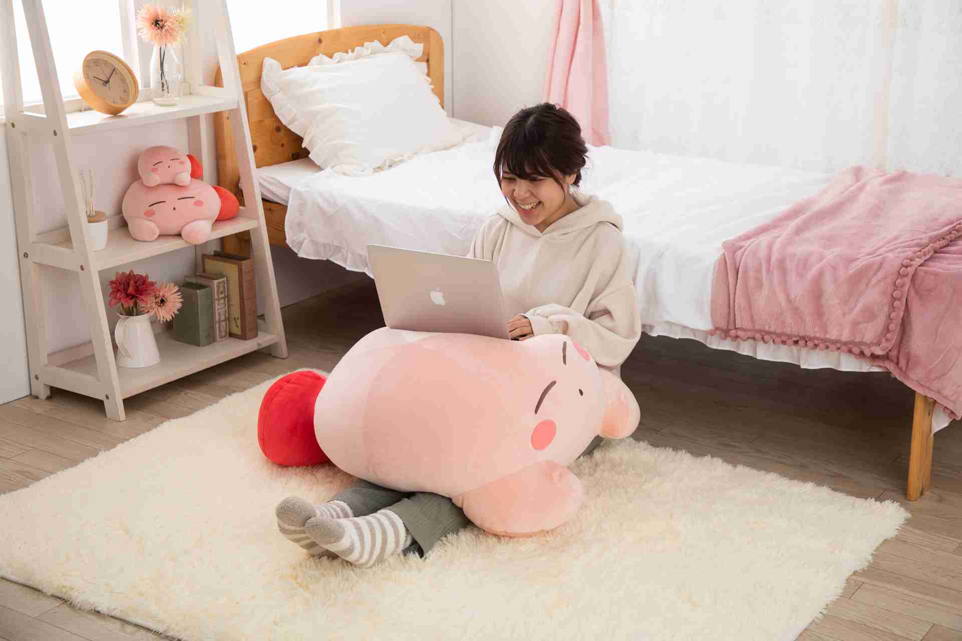 「星のカービィ」のぬいぐるみ“すやすやフレンド おうちでリラックス カービィ”が完全受注生産で登場。予約受付は本日開始