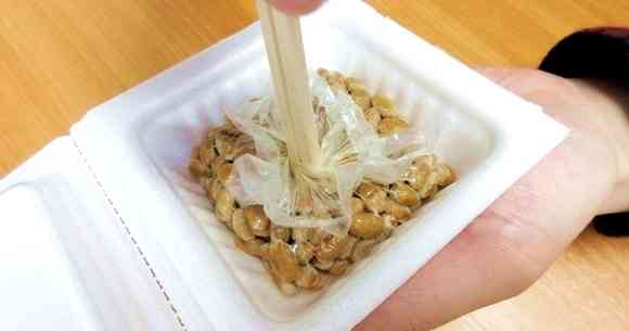 【実践】納豆のフィルムを簡単に取る方法がTwitterで話題 / 割り箸でクルクル～っと超気持ちイイ～から試しに1回やってみろ！ | ロケットニュース24