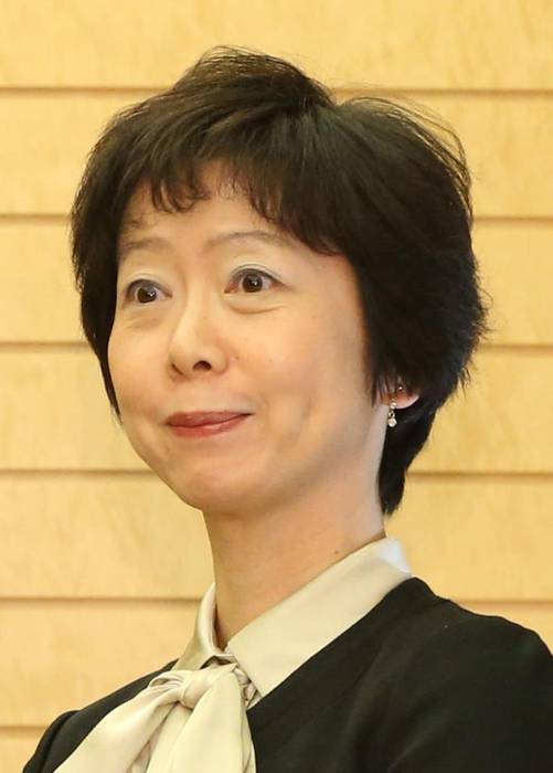 山田真貴子内閣広報官の「飲みっぷり」を後輩女性官僚が証言 「民間企業の男性とのポッキーゲームは語り草です」 - グノシー