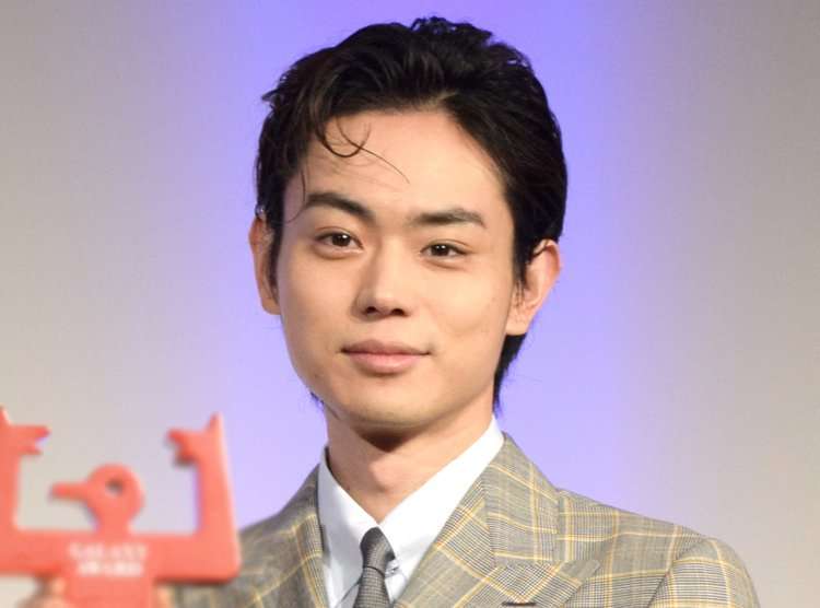 菅田将暉“アフロヘア”にイメチェン「なにその頭！爆発しとるやんかわ」「もふもふがめっちゃ成長」 | ORICON NEWS