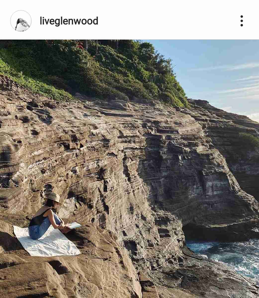長谷川潤、断崖絶壁でオシャレに読書する写真を公開「足が竦む」「怖くないですか？」 : スポーツ報知