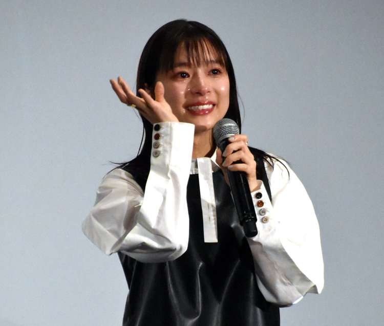 芳根京子、誕生日サプライズに“号泣”　北川景子が祝福「立派な女優さんになられた」 | ORICON NEWS
