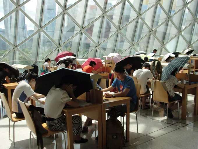 図書館の本が真っ青　開放的過ぎた？「本に申し訳ない」