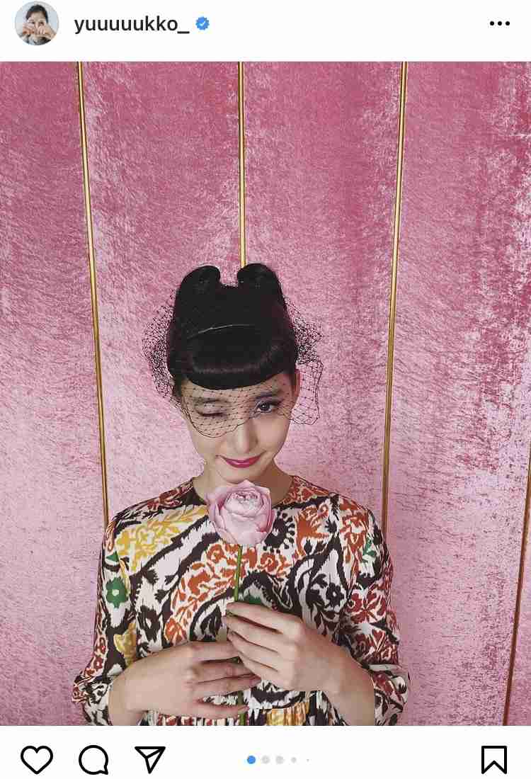 新木優子、モードレトロな髪型を披露！「オードリー・ヘップバーンみたい」「前髪が芸術的」の声 - 耳マン