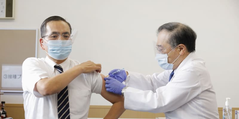 コロナワクチン、国内で接種開始　東京の病院で1例目、医師ら先行