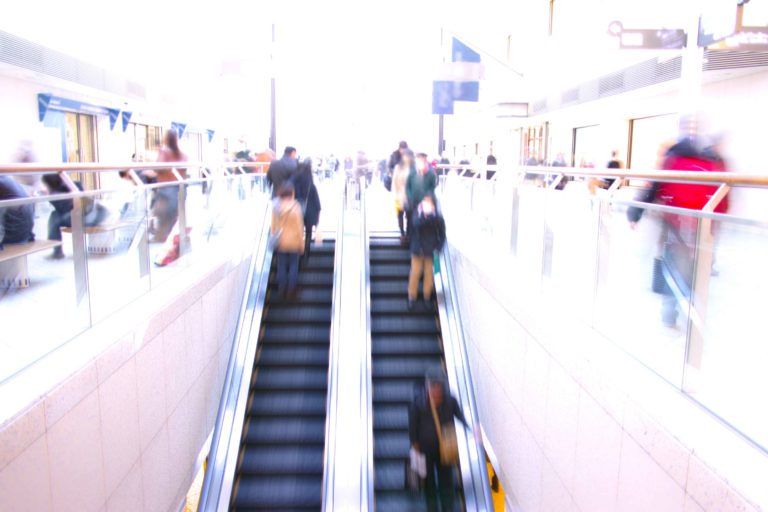 エスカレーターの片側空け　「おかしい」と思う人の割合は…