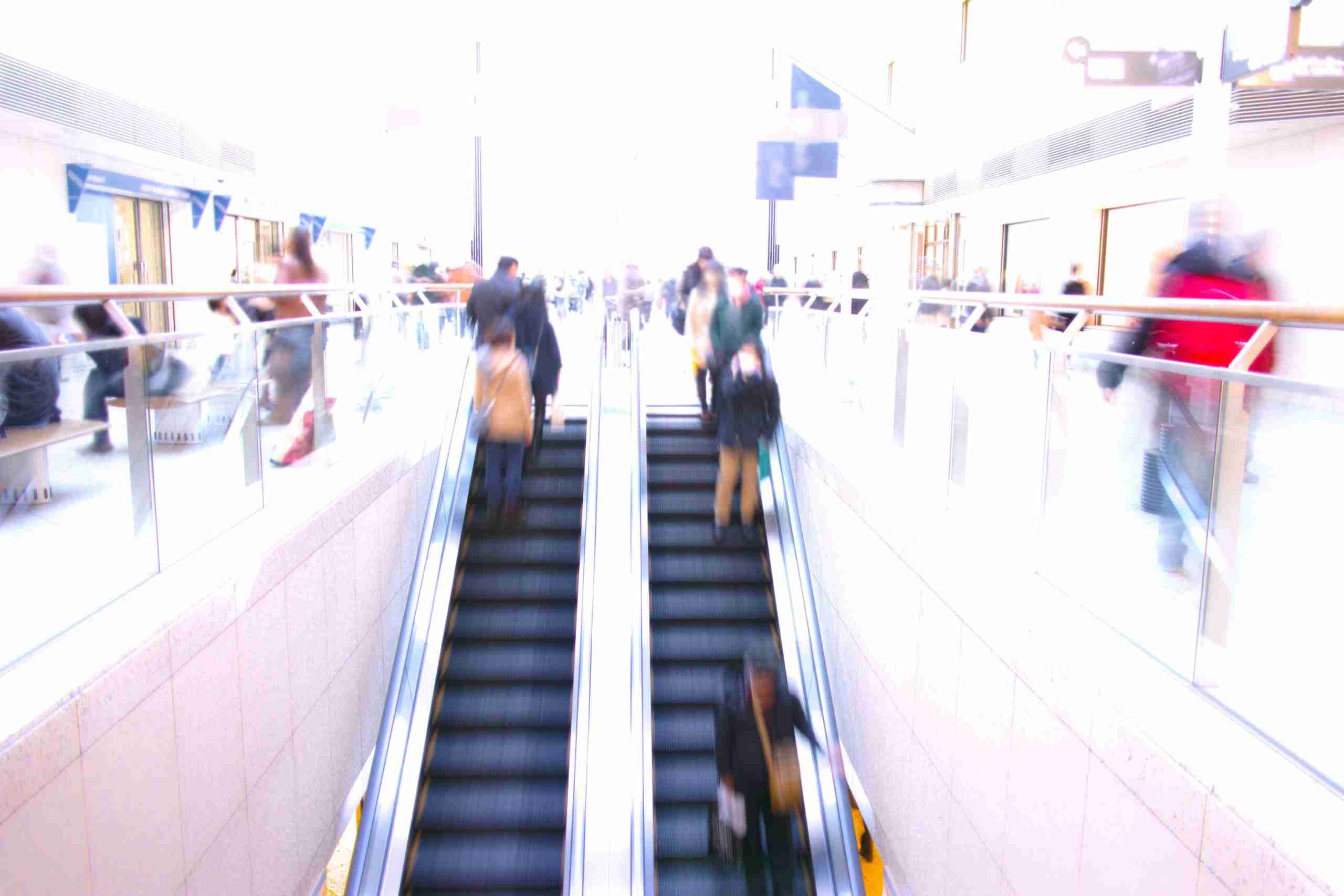 エスカレーターの片側空け　「おかしい」と思う人の割合は… – ニュースサイトしらべぇ