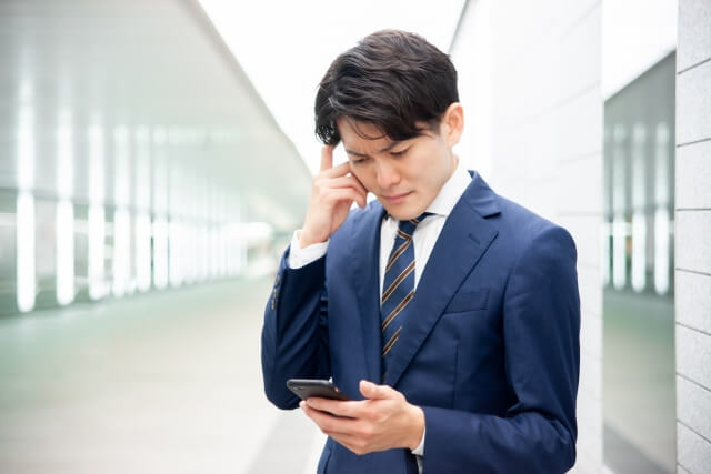 36歳女上司からのセクハラに苦悩する男性「なぜか勝手に2人だけの飲み会」「LINEで写真を送ってくる」 | キャリコネニュース