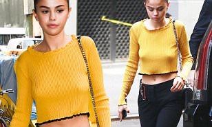 【たれてきてる！？】セレーナ・ゴメスがNYでお出かけ！Selena Gomez steps out in a crop topインスタ 映画 髪型 : マリポサのセレブリティウォッチ
