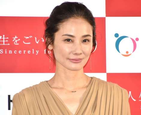 吉田羊、ジェーン・スー氏との写真公開「#双子みたいと#現場がざわついた」「ほんとそっくり」 | ORICON NEWS