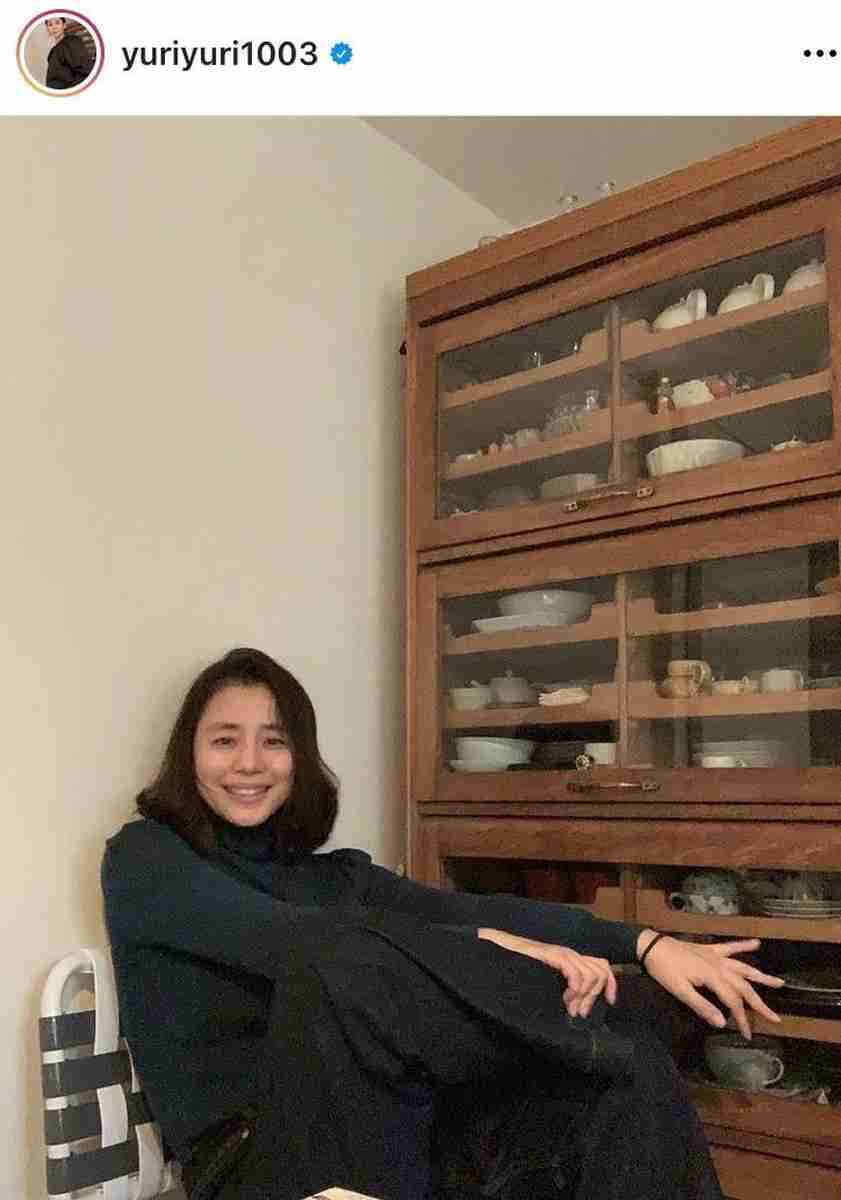 石田ゆり子、アンティーク食器棚が背景の笑顔ショットに賛辞の声「向田邦子さんの雰囲気」