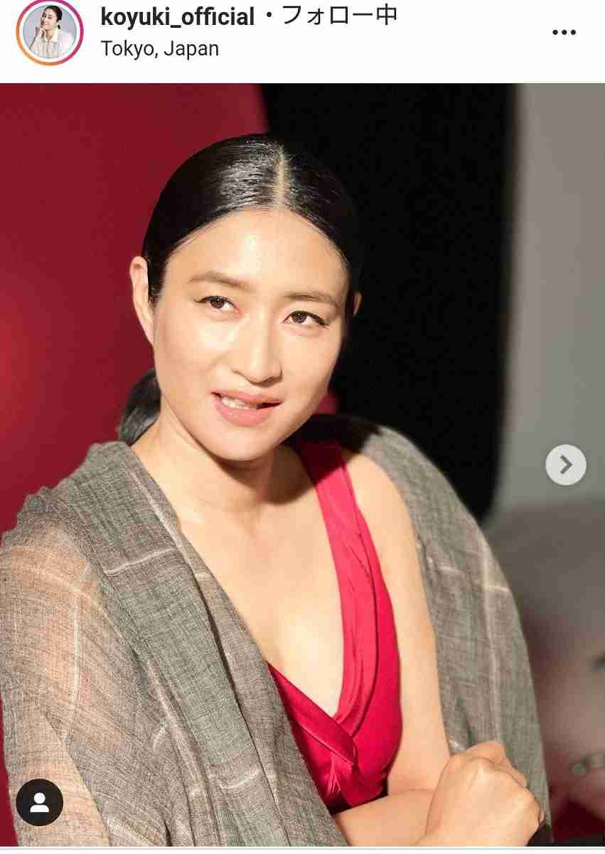 小雪、肩出しドレスで美肌を見せた最新ショット「時を越えて美しい」「色気が凄い」 : スポーツ報知