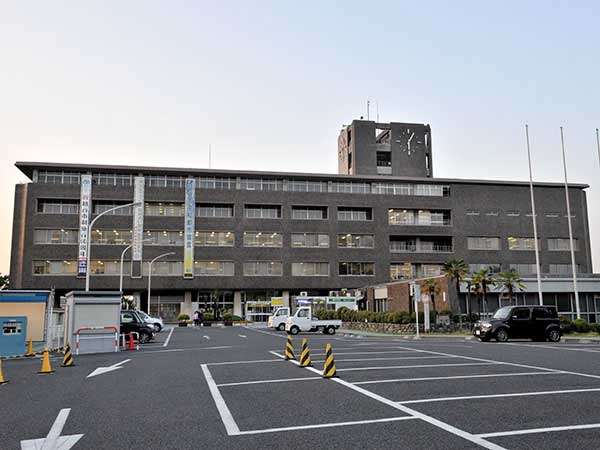 飲酒して乗用車を運転、停車中の車に接触　容疑で越谷市職員を逮捕　観光課の４０代、昼ごろ犯行