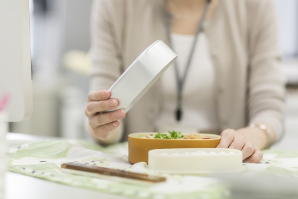 20代女性の7割が「オフィスで昼食」　手作り弁当から社員食堂まで