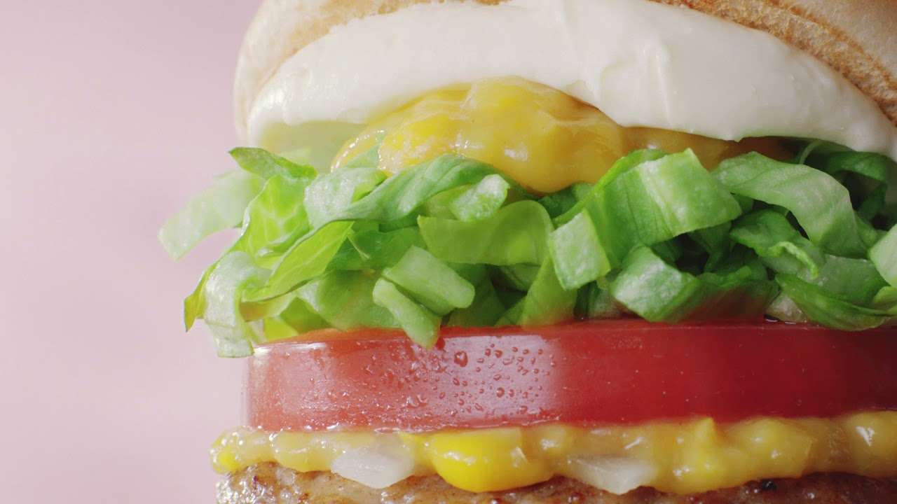 【モスバーガーTVCM 】クリームチーズベジ「なんでだろう」篇 - YouTube